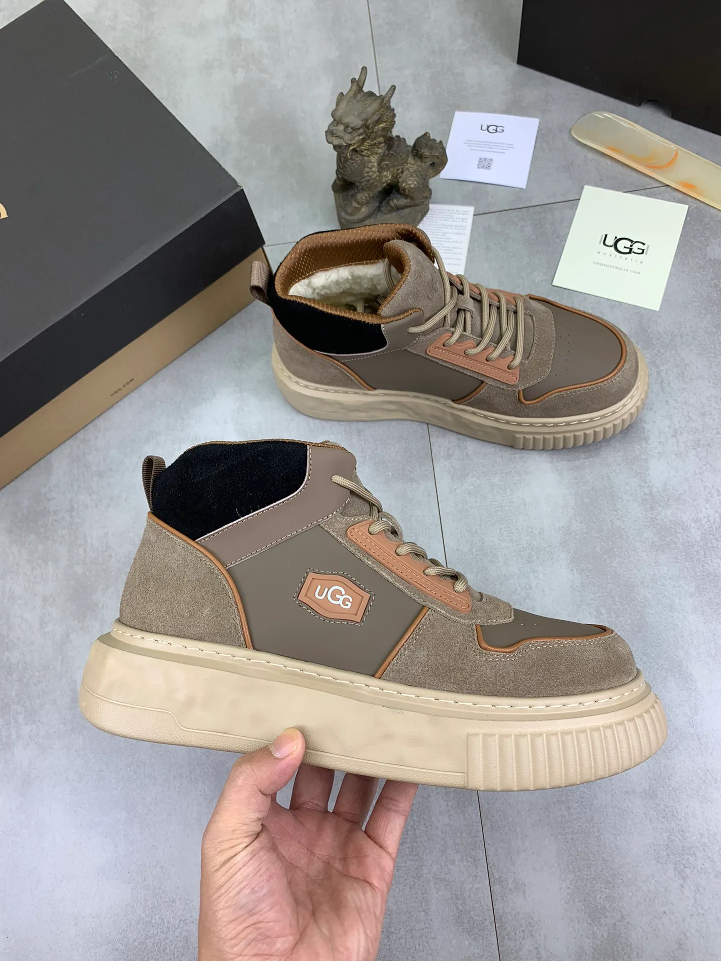 Men's shoes 💰P640 [New style] 💰 🆘 "Real wool" [UGG] 👉The popular men's shoes are synchronized with the official website 🔰The quality of the genuine products [satisfied] is not comparable to the imitations in the general market 🌀The upper is imported Italian frosted cowhide, and the lining is: foot pad 🅰️ grade 🐑Real wool👻Only Grade A can show the effect The hand feels smooth and delicate 🔱The shoe shape is grand, only genuine manufacturers can achieve it 🎄The perfect toughness of the original outsole 👻⬛️ can allow customers to bid farewell to one-time consumption. Real wool lining, super warm. Available in brown or gray. Number of yards: 39-44